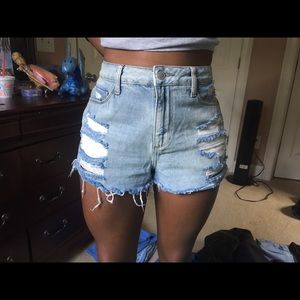 Lose jeans with holes